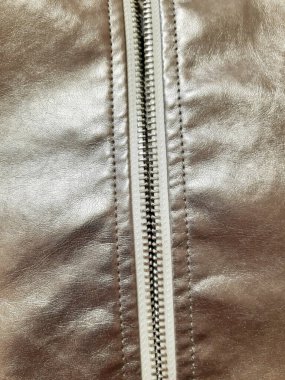 Fermuarlı metalik gümüş renkli kıyafetler. Arkaplan tasarımı, fotoğrafçılık. Tekstil, kumaş şablonu, modern 