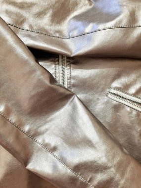 Fermuarlı metalik gümüş renkli moda kıyafetleri. Arkaplan tasarımı, fotoğrafçılık. Tekstil, kumaş şablonu, modern 