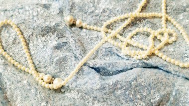 Parlak mavi kumaşa inci süsleme. Moda tasarımı, fotoğrafçılık. Tekstil, kumaş şablonu, modern yeni