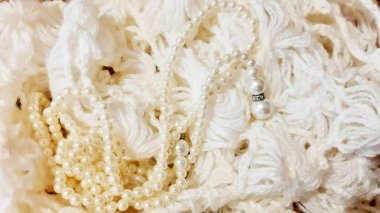 Hafif yün kumaşa inci süsleme. Moda tasarımı, değerli taşlar, fotoğrafçılık. Tekstil, kumaş şablonu, modern yeni