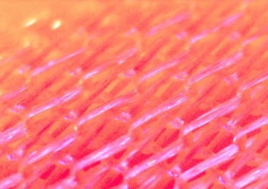 Parlak pembe desen, kumaş parçası, tekstil. Mikroskop altında görüntü, mikro fotoğrafçılık. Bilim, eğitim ve eğitim. Çoklu yakınlaştırma, yakın çekim. Yeni bilimsel fotoğrafçılık