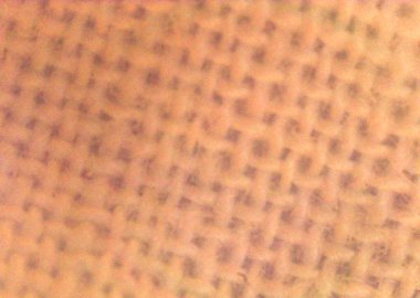 Örülmüş yüzey, iç içe geçmiş. Kumaş parçası, detaylı tekstil. Mikroskop altında görüntü, mikro fotoğrafçılık. Bilim, eğitim ve eğitim. Çoklu yakınlaştırma, yakın çekim. Yeni bilimsel fotoğrafçılık