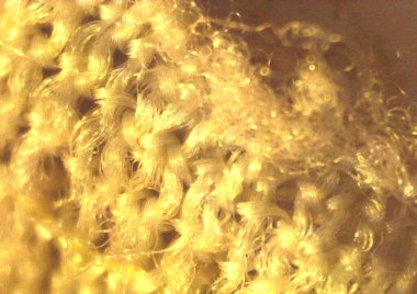 Hafif modaya uygun kumaş. Kumaş parçası, detaylı tekstil. Mikroskop altında görüntü, mikro fotoğrafçılık. Bilim, eğitim ve eğitim. Çoklu yakınlaştırma, yakın çekim. Yeni bilimsel fotoğrafçılık