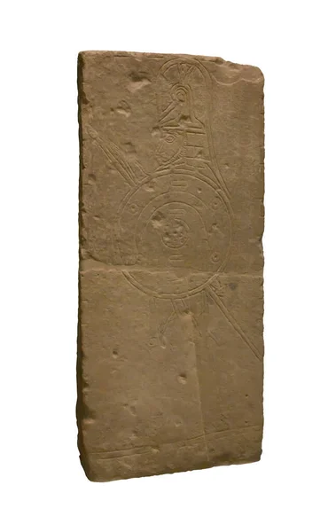 普里尼亚斯的墓碑在白色背景上被隔离 石灰石墓碑上刻有普里尼亚斯人的雕像 它们有时被重新用作后来建筑物的建筑材料 并作为著名神龛的界标 — 图库照片