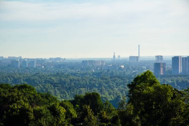 Kyiv 'in uzaklardan Dinyeper boyunca uzanan sol kıyısı manzarası