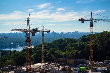 İnşaat sahasında temel oluşturulmuş vinçler