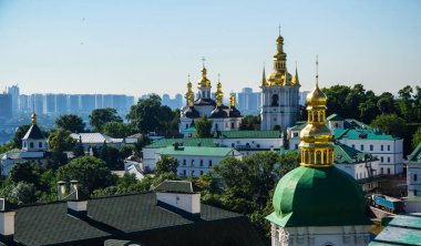 Kiev-Pechersk Lavra, Dinyeper 'in sol kıyısındaki gökdelenlerin arka planına karşı. Uzak Mağaralarda Çan Kulesi olan Aşağı Lavra Panoraması. Ukrayna 'daki UNESCO Dünya Mirası