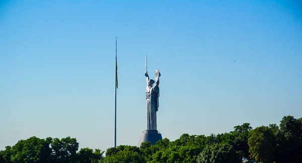 Monumentalny Posąg Kijowie Zwany Ojczyzną Maszt Flagowy Ukraińską Flagą — Zdjęcie stockowe