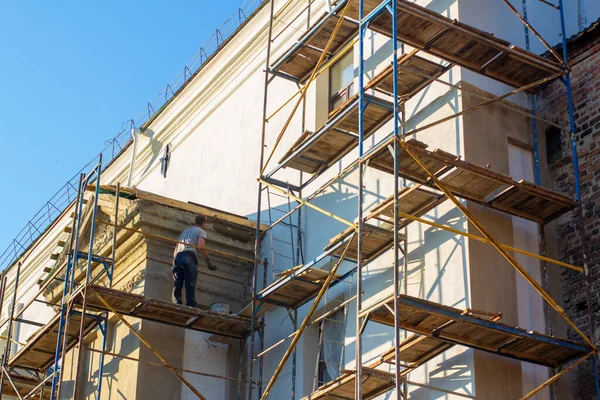 Bauarbeiter Auf Dem Baugerüst Für Die Restaurierung Des Klosters Barockstil Stockfoto