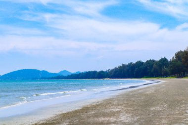 Sahilde güzel bir dalga, temiz su, Andaman Denizi 'ndeki tatilinizde beyaz kum Phuket Tayland.