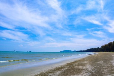 Sahilde güzel bir dalga, temiz su, Andaman Denizi 'ndeki tatilinizde beyaz kum Phuket Tayland.