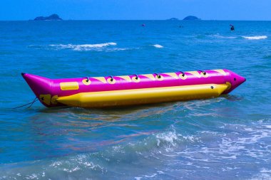 Muz teknesi sahilde yatıyordu, Tatil günü Rayong, Tayland 'da.