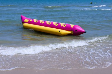 Muz teknesi sahilde yatıyordu, Tatil günü Rayong, Tayland 'da.