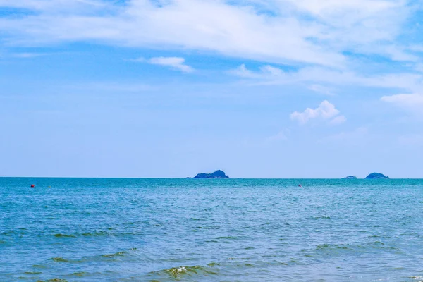 美丽的海浪在海滩上 清澈的水 白色的沙子在你的假日在安达曼海普吉泰国 — 图库照片