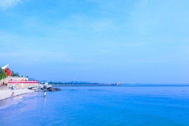 Sahilde güzel bir dalga, temiz su, Andaman Denizi 'ndeki tatilinizde beyaz kum Phuket Tayland.
