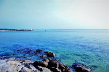 Sahilde güzel bir dalga, temiz su, Andaman Denizi 'ndeki tatilinizde beyaz kum Phuket Tayland.