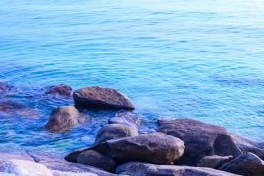 Sahilde güzel bir dalga, temiz su, Andaman Denizi 'ndeki tatilinizde beyaz kum Phuket Tayland.