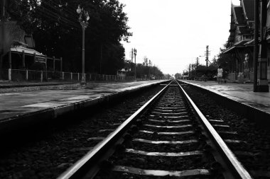 Demiryolu, Demiryolu, Tren Rayları, Yeşil Otlak, Seçici Odaklanma