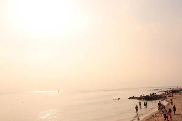 Silueta Páru Chůze Pláži Při Západu Slunce Drželi Ruce — Stock fotografie