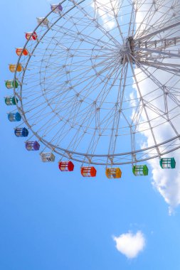 Mavi gökyüzüne karşı renkli dönme dolap, Japonya