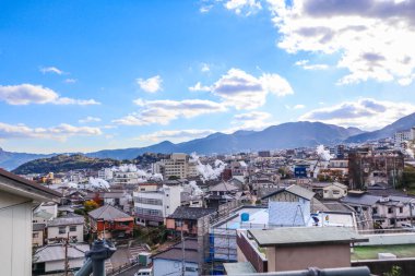 Japon adası Kyushu 'daki Oita ilinin Beppu şehri ve küçük bir tatil köyü manzarası.