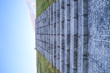 Yeşil bir alanda merdivenler Parlak bir gökyüzüne çıkıyor