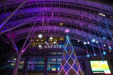 JR Hakata Şehri Fukuoka 'da güzel bir gece manzarası.
