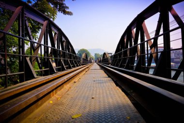 Kanchanaburi, Tayland 'daki RiveKwai köprüsündeki eski tren. Bu köprü ünlü bir simgedir. İkinci Dünya Savaşı 'nı hatırlayın..