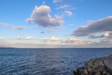 Tetrapodlu eski bir dalgakırandan görünüm