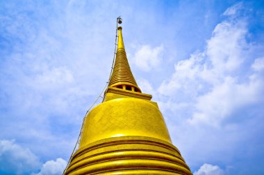 Tayland 'da gould pagoda ve biue gökyüzü