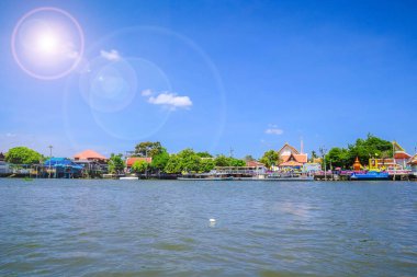 Mavi gökyüzü Köyü ve Nehir