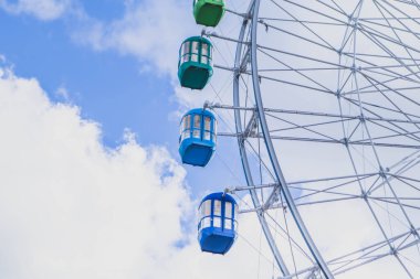 Mavi gökyüzüne karşı renkli dönme dolap, Japonya