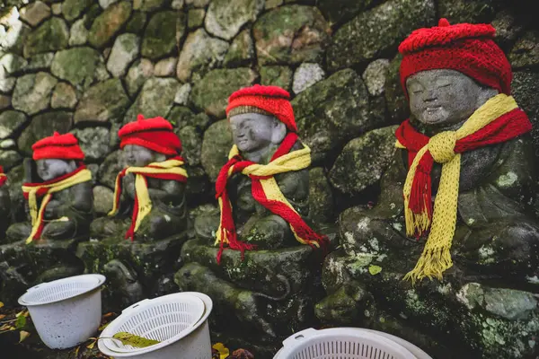 Kutsal Budist Muhafız Heykelleri Taş Duvara Karşı Renkli Kış Aksesuarları