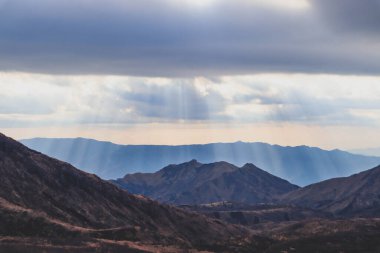 Güneşin Serene Highland 'a ışınlanışının nefes kesici görüntüsü