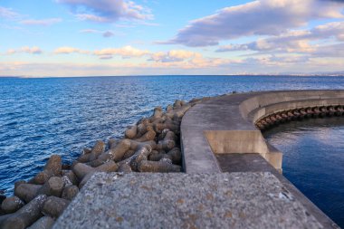 Tetrapodlu eski bir dalgakırandan görünüm