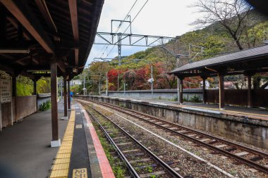 Doğa ve Tepelerle çevrili Manzaralı Demiryolu Platformu