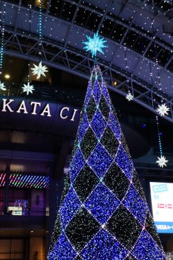 JR Hakata Şehri Fukuoka 'da güzel bir gece manzarası.