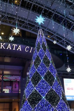 JR Hakata Şehri Fukuoka 'da güzel bir gece manzarası.