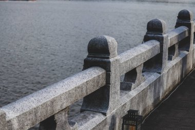 Tranquil Nehri Yolu 'nun yanındaki Granit korkuluğa yakın çekim