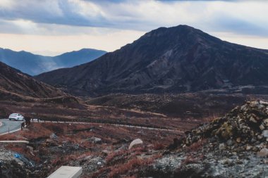Güneşin Serene Highland 'a ışınlanışının nefes kesici görüntüsü