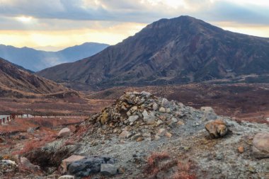 Güneşin Serene Highland 'a ışınlanışının nefes kesici görüntüsü