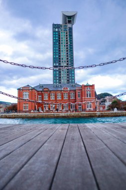 Kitakyushu, Fukuoka, Japonya 'daki Mojiko Retro bölgesinin şehir manzarası