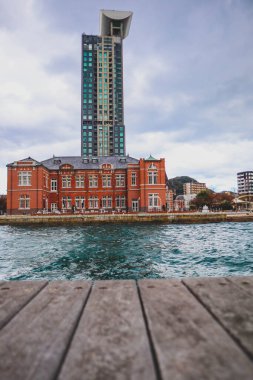 Kitakyushu, Fukuoka, Japonya 'daki Mojiko Retro bölgesinin şehir manzarası