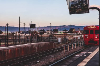 Bir Japon tren istasyonunda bekleyen banliyö treni.