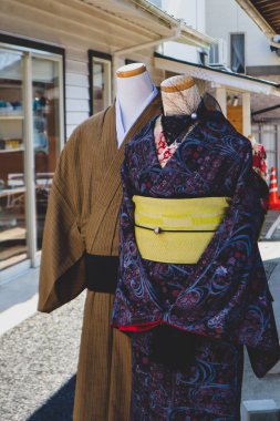 Zarif bir çiftin kimono kıyafetleri Japon butiğinin önünde sergileniyordu.