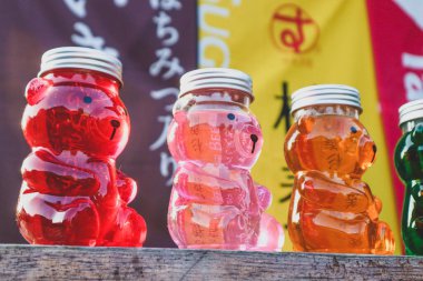 Japon Kafesi 'nin önünde canlı cam ayı şişeleri