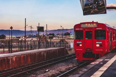 Bir Japon tren istasyonunda bekleyen banliyö treni.