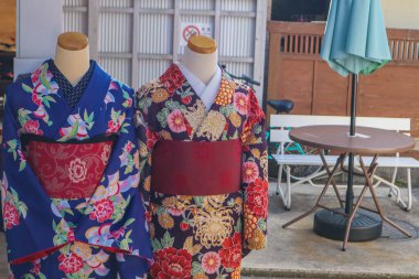Zarif bir çiftin kimono kıyafetleri Japon butiğinin önünde sergileniyordu.