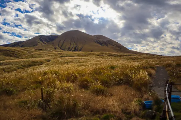 Kuşasenri çim tarlası ve aktif volkanlarla dolu dağ