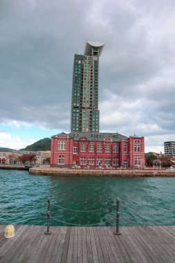 Kitakyushu, Fukuoka, Japonya 'daki Mojiko Retro bölgesinin şehir manzarası